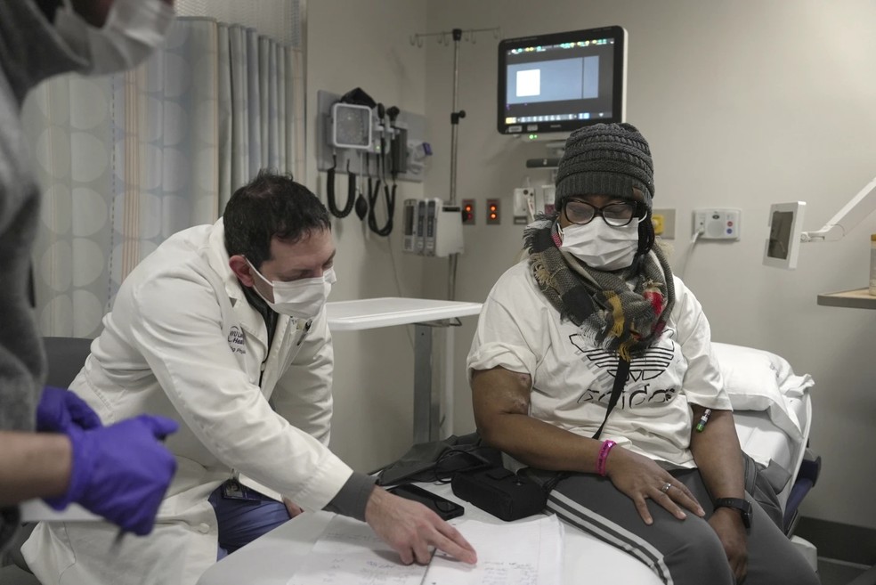 Ela já não está mais no hospital, mas ainda é acompanhada e deve ter alta em fevereiro — Foto: Shelby Lum/AP