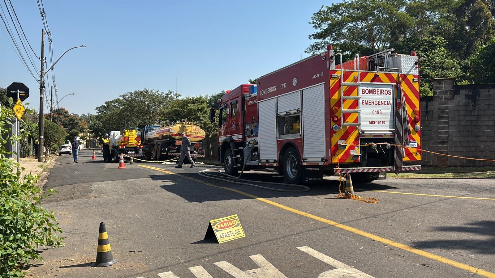 Vazamento de óleo diesel após acidente com caminhão interdita rua e Cetesb é acionada em Piracicaba