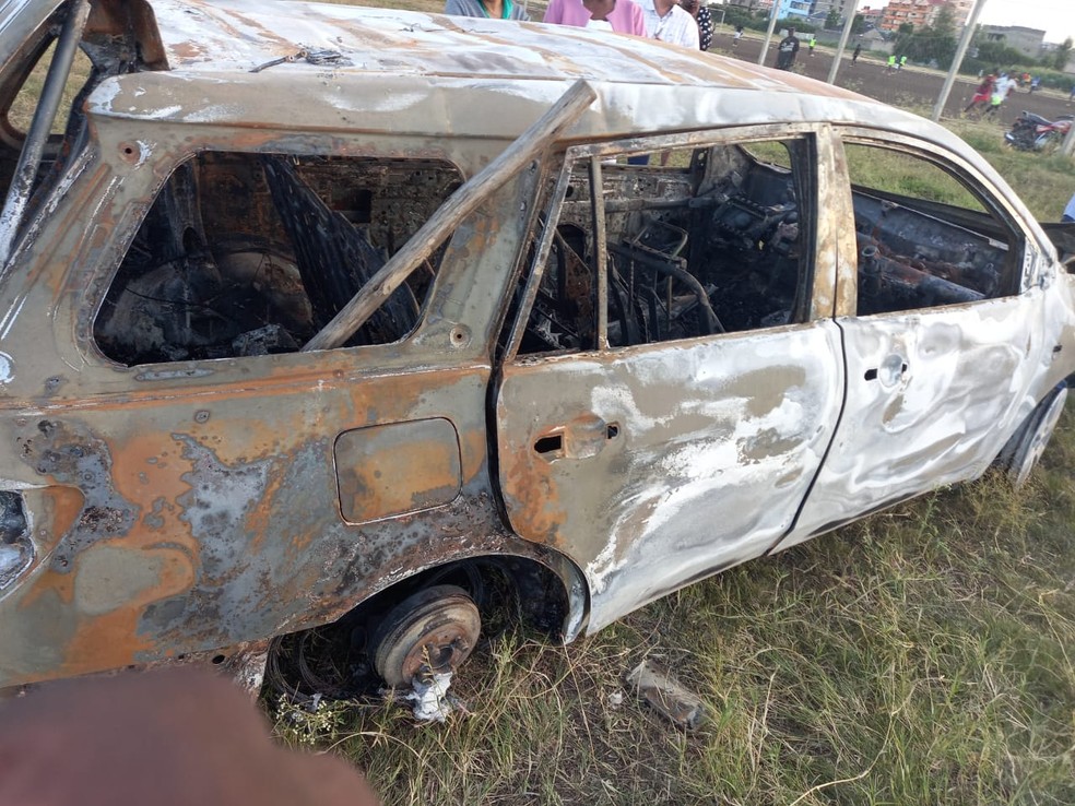 Suspeitos atearam fogo no carro do pastor.  — Foto: Reprodução