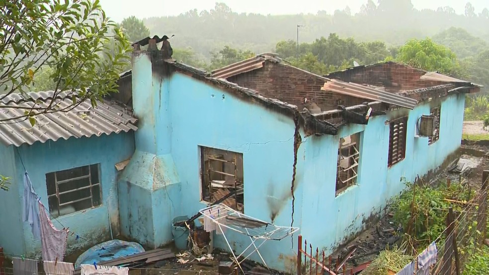 Residência foi completamente consumida pelas chamas — Foto: Reprodução/RBS TV