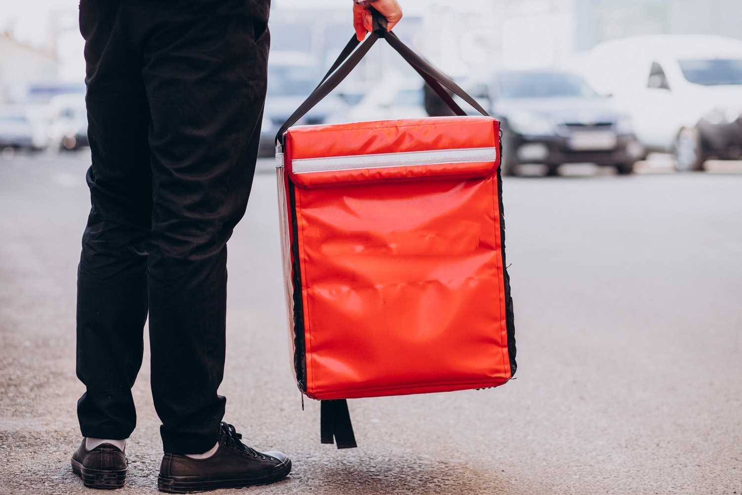 Trabalhadora ganha indenização de plataforma de entrega após ter dinheiro bloqueado em conta