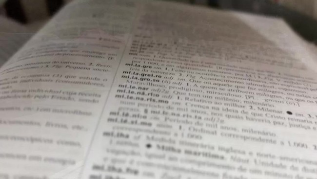 Resíduos de antiga estrada cobrem praia no Litoral do RS e preocupam banhistas