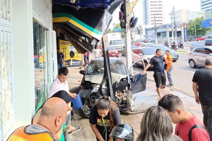 Carro invade calçada e atropela pedestre na Avenida Djalma Batista, em Manaus; VÍDEO