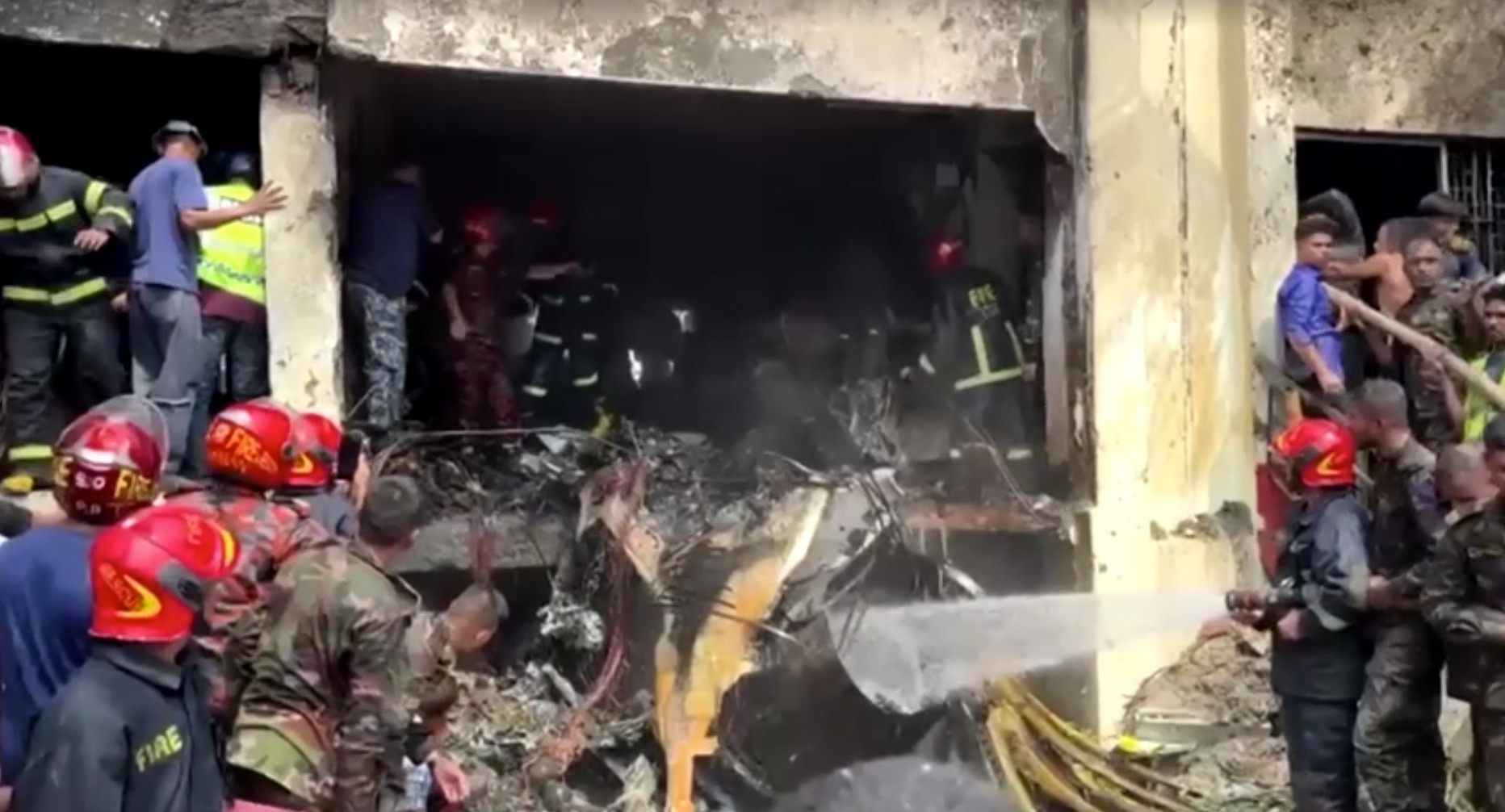 Avião cai em campus de faculdade Bangladesh e mata 1