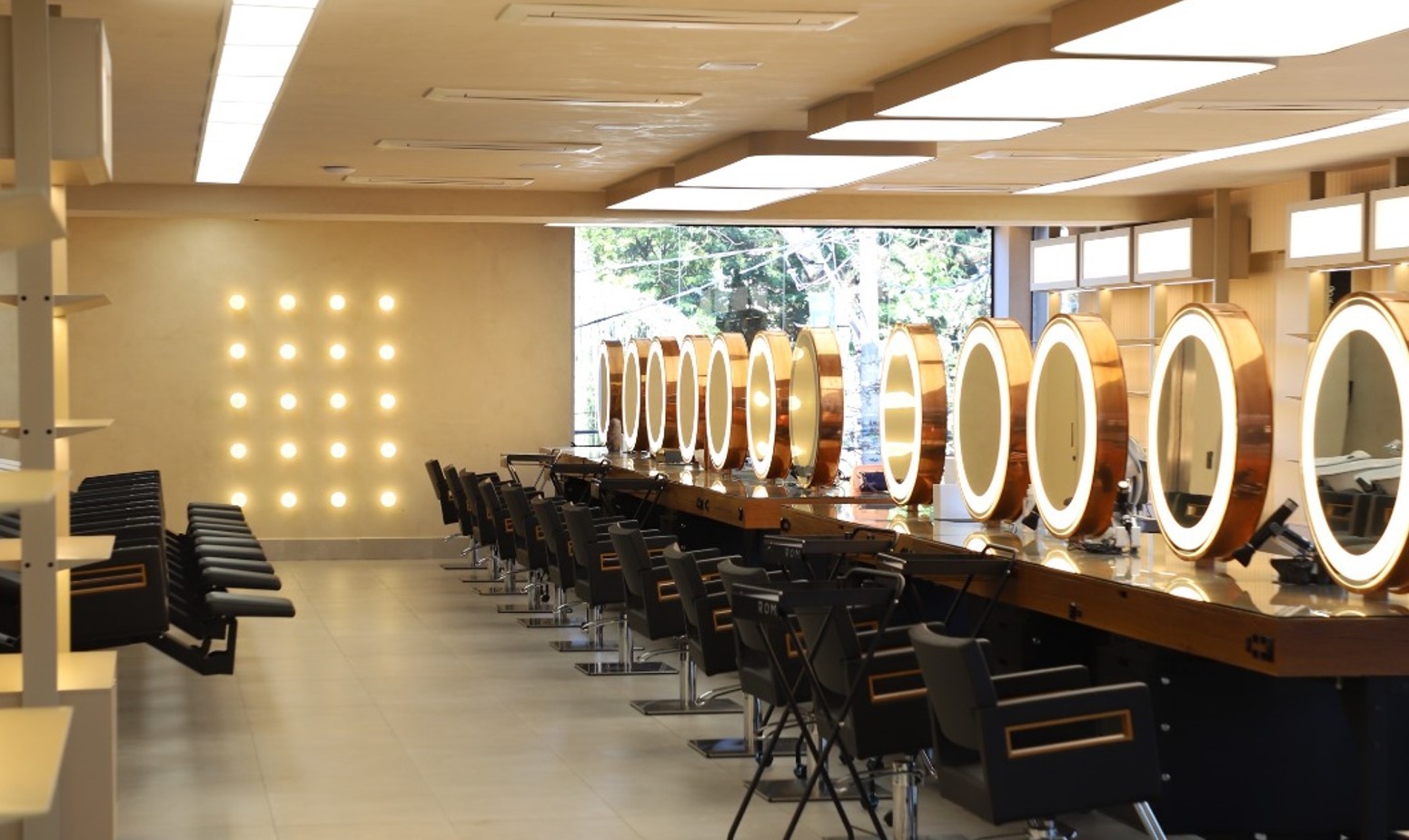 Maior salão de beleza do mundo fica nos Jardins, em SP: 227 cadeiras, quase 500 litros de xampu por mês e até bistrô com chef