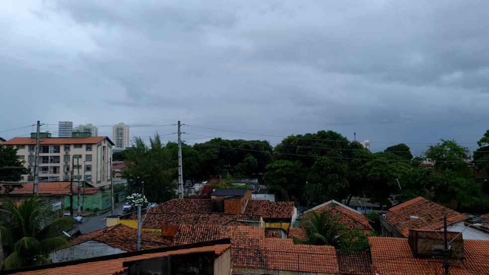 Céu nublado no Bairro Benfica, em Fortaleza. — Foto: Ranniery Melo/g1