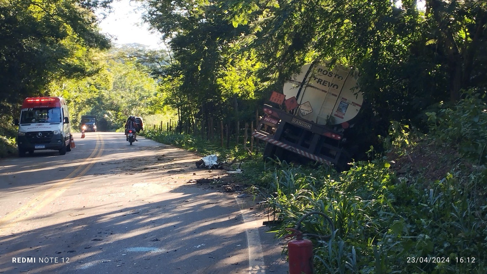 Acidente entre carro e carreta mata motorista na rodovia MG-120