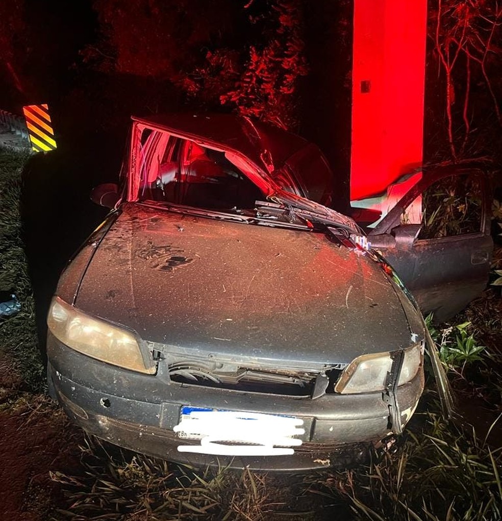 Motorista de 20 anos morre após sair da pista e bater em poste de energia, em Jesuítas  — Foto: BPRv/PR