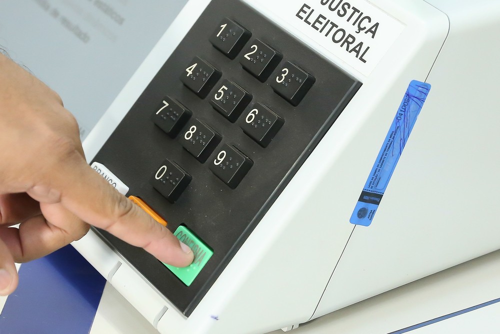 Mais de 150 milhões de eleitores votam neste domingo para definir a Presidência da República