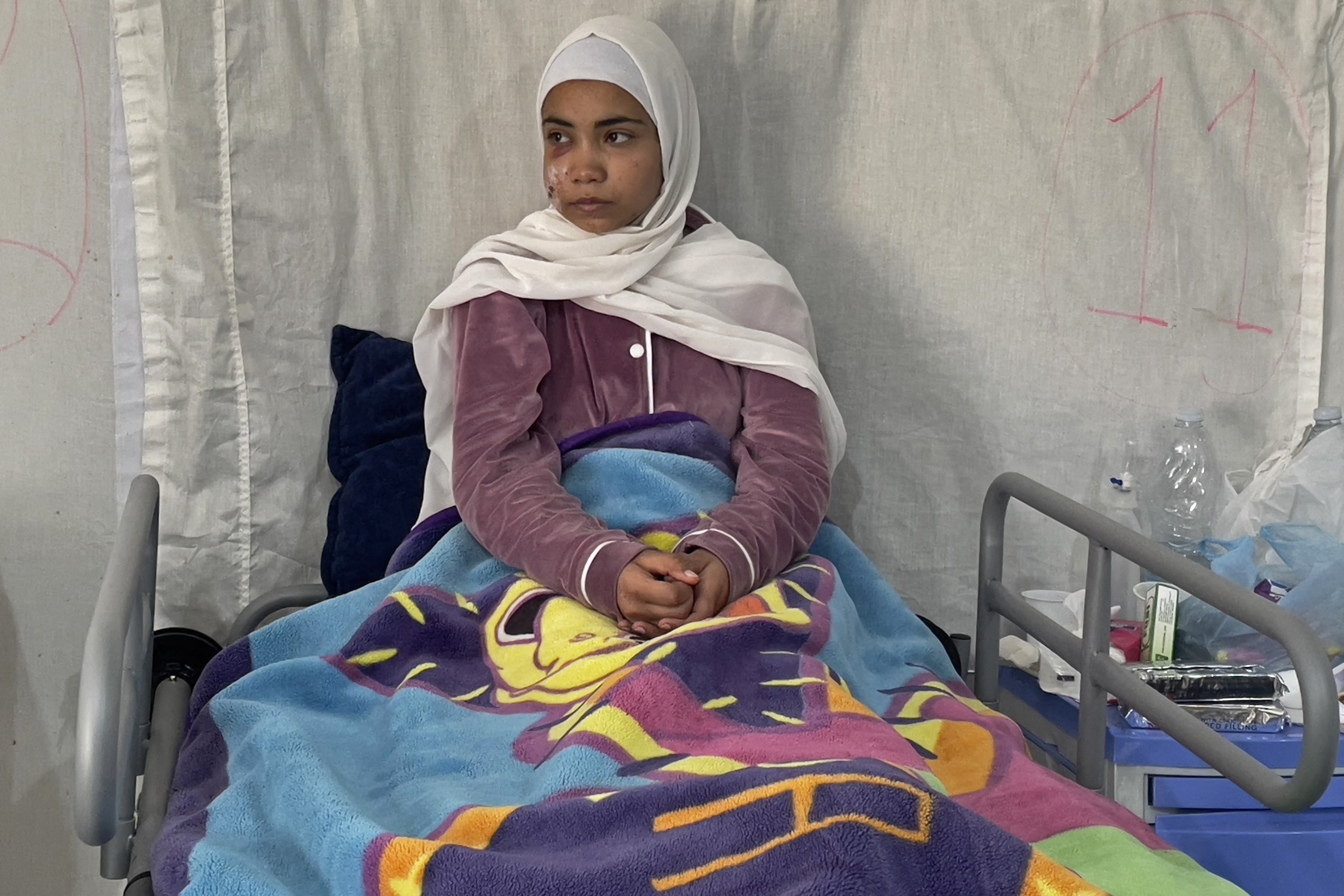 Adolescente é resgatada de escombros três dias após ataque israelense que matou sua família em Gaza