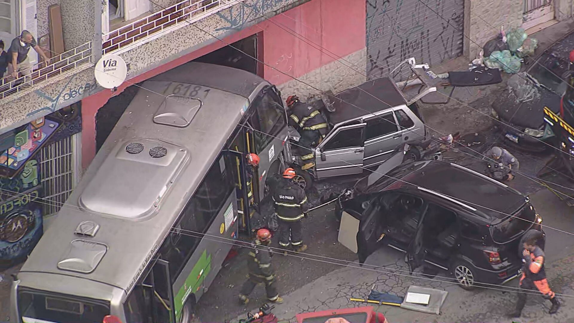 Micro-ônibus perde o controle, bate em 4 carros e moto e atinge comércio na Brasilândia, Zona Norte de SP