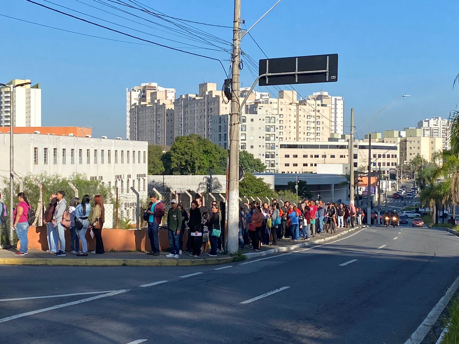 Pelo segundo dia, centenas de candidatos fazem fila para mutirão de 500 vagas de emprego em Taubaté