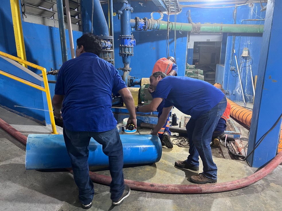 Rompimento de adutora durante manutenção deixa vários bairros de Salto sem água — Foto: Divulgação