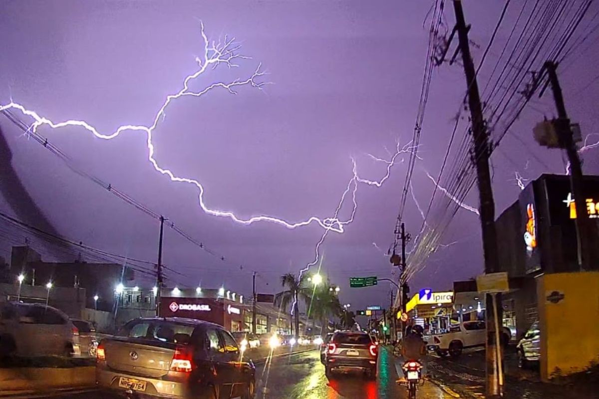VÍDEO: veja o momento em que raio ilumina avenida durante chuva em Campo Grande