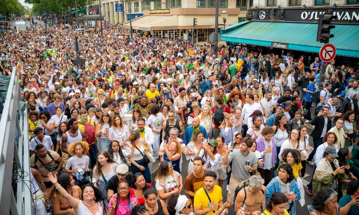 Olodum, Armandinho e Jaú levam carnaval a Paris em lavagem que homenageia Preta Gil e Wanda Chase