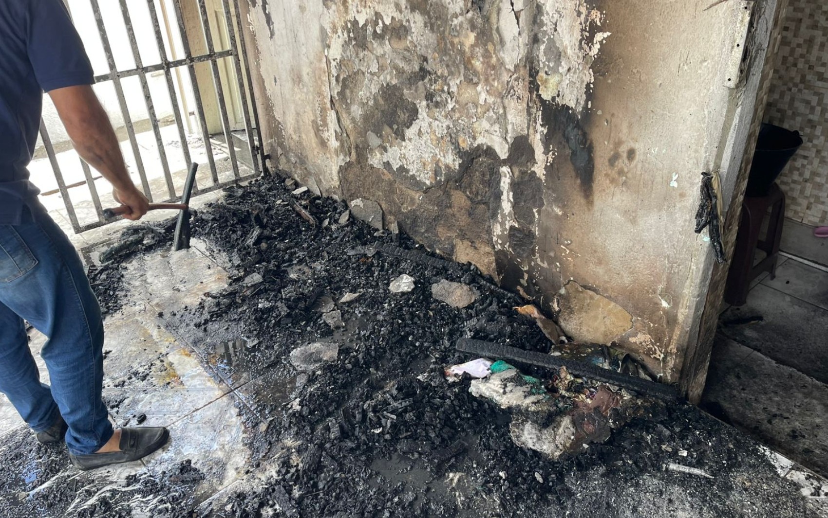 Casa pega fogo e idosa fica ferida após vazamento de botijão de gás no interior da Bahia