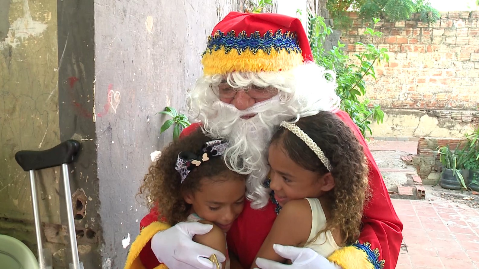 Irmãs gêmeas pedem bonecas de Natal, pais sofrem acidente no caminho para entregar cartas e Papai Noel as presenteia no PI