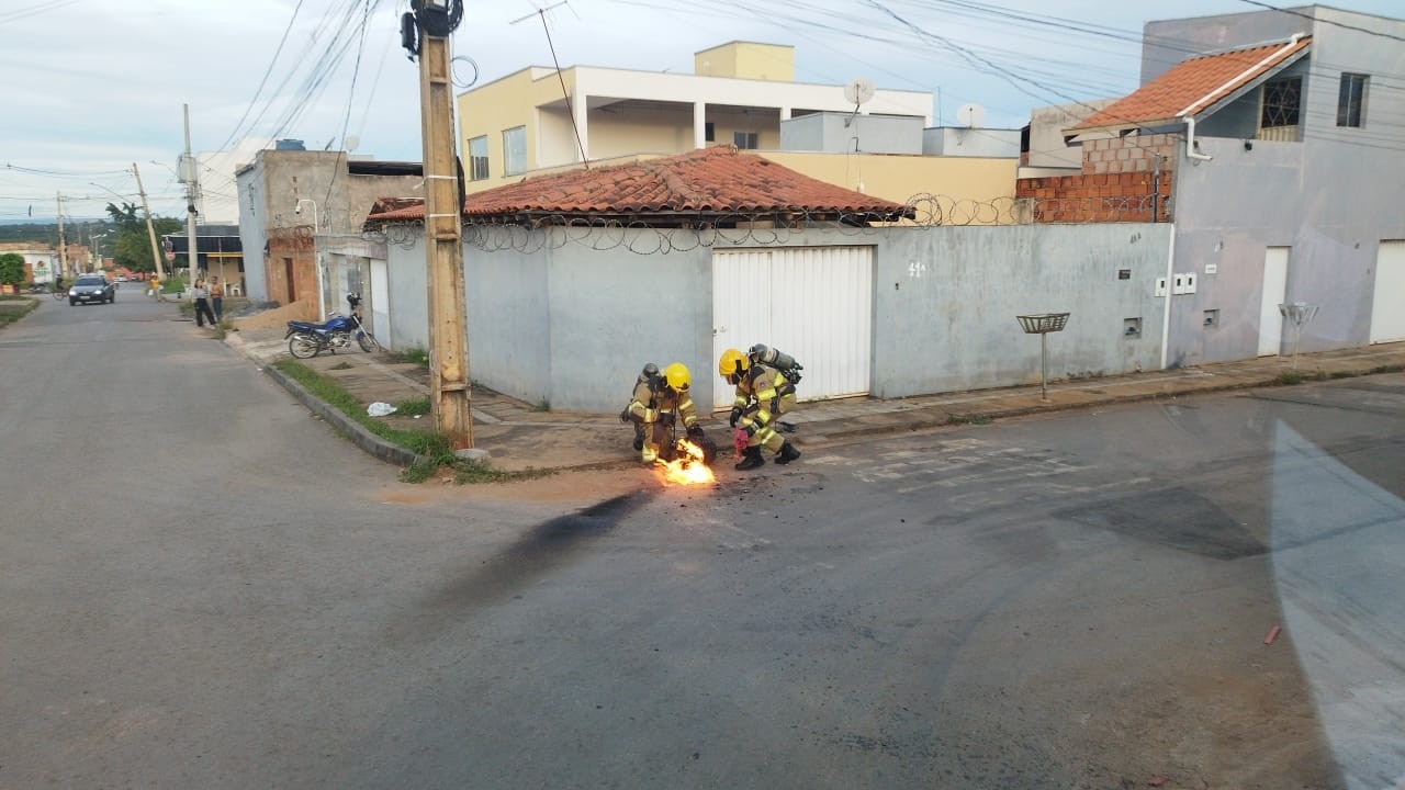 Morador provoca incêndio em botijão ao usar isqueiro para verificar vazamento de gás em Montes Claros