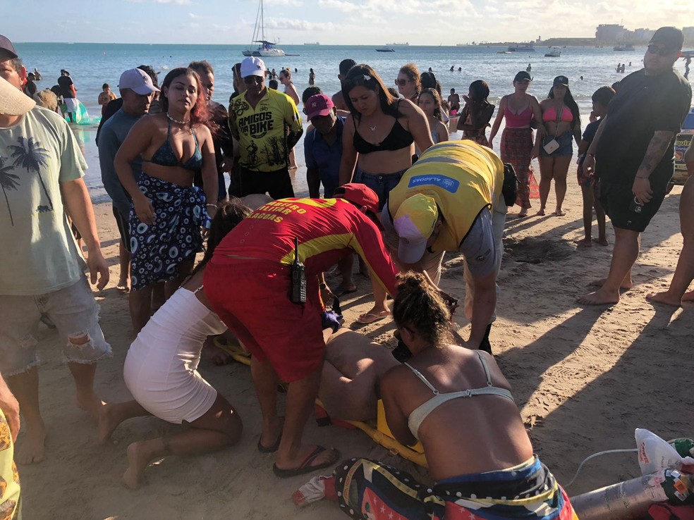 Equipes de socorro atuando para salvar vida de jovem que teve parada cardíaca na Praia de Ponta Verde, em Maceió — Foto: Ascom/Ronda no Bairro