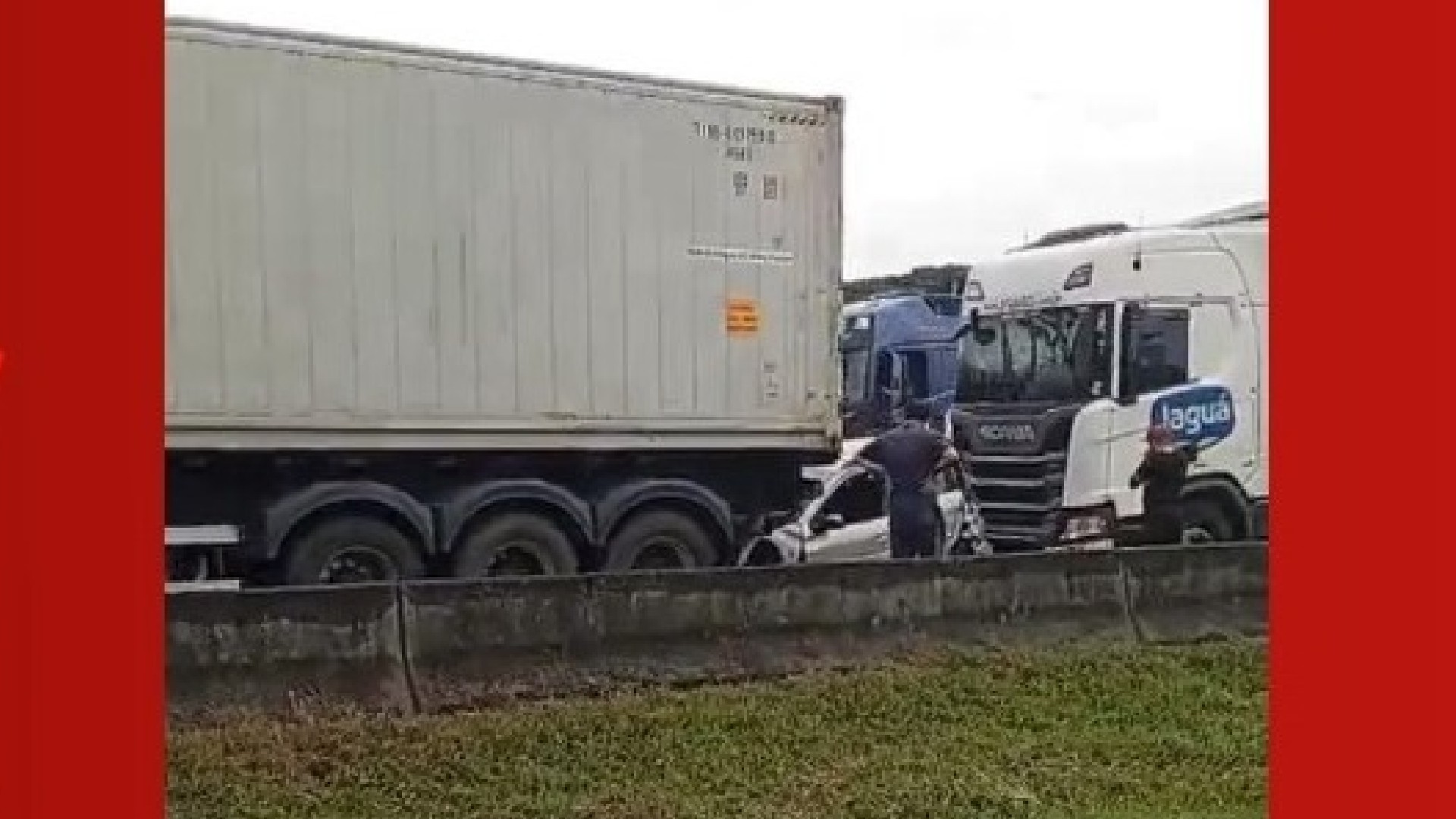 Carro é prensado entre caminhões e motorista sai ileso no Paraná