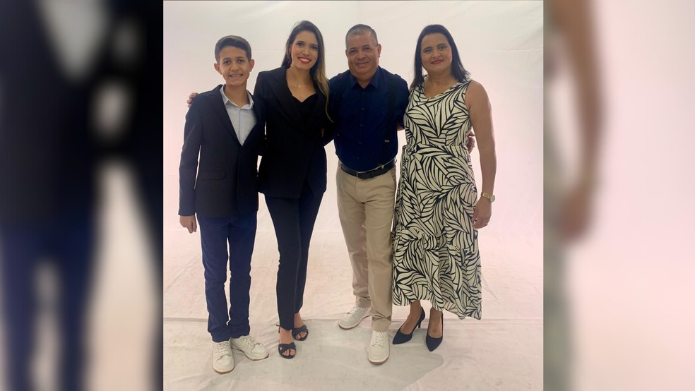 Mauro Sérgio de Carvalho com a esposa Gisele (à direita) e os dois filhos, Lara e Júlio — Foto: Mauro Sérgio de Carvalho/Arquivo pessoal