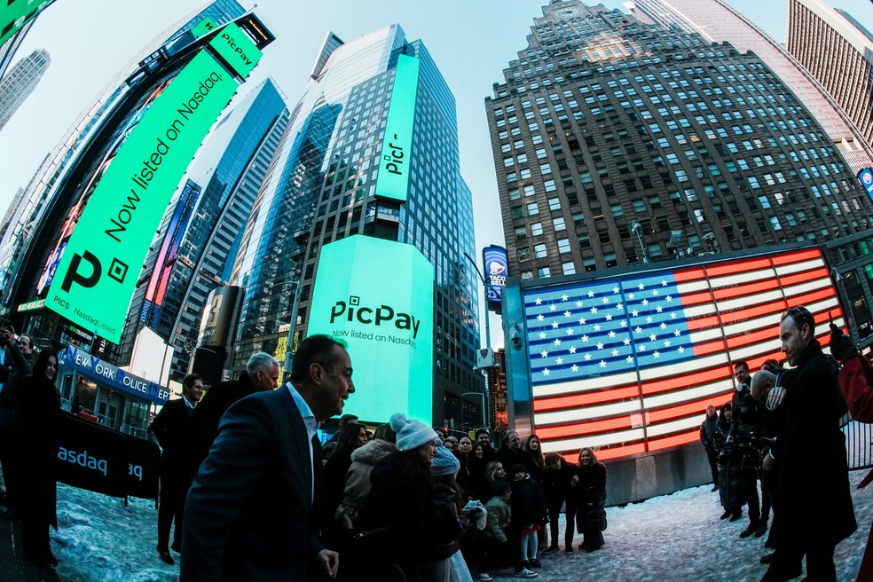 Logotipos do banco digital brasileiro PicPay são exibidos em prédios na Times Square após o toque do sino de abertura na bolsa Nasdaq durante o IPO da empresa, no site do mercado Nasdaq, na cidade de Nova York, EUA, em 29 de janeiro de 2026. — Foto: Reuters