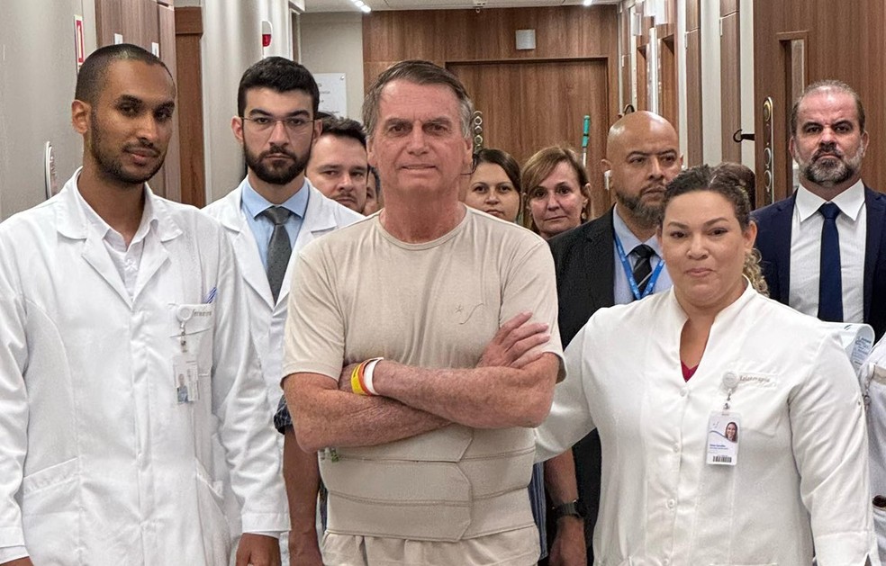 Bolsonaro com a equipe médica no DF Star — Foto: Reprodução