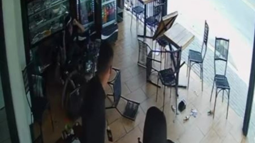 Motociclista só parou ao bater na vitrine de um balcão. — Foto: Reprodução