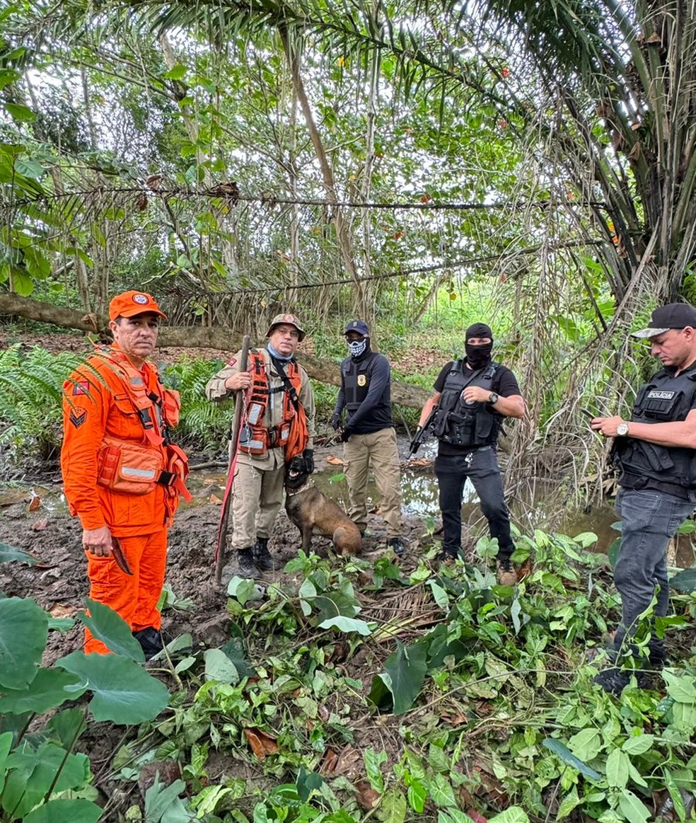 Polícia encontra corpo em cova rasa em Bayeux com ajuda de cão farejador — Foto: Polícia Civil/divulgação