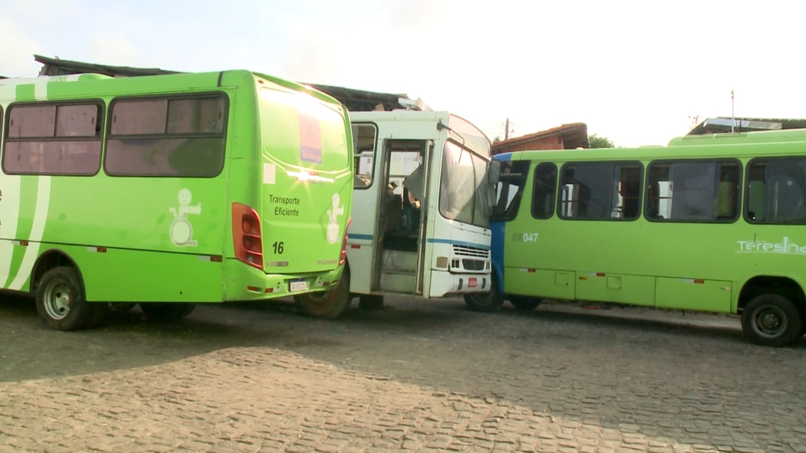 Motoristas e cobradores de ônibus paralisam atividades na Zona Sudeste de Teresina e cobram pagamentos