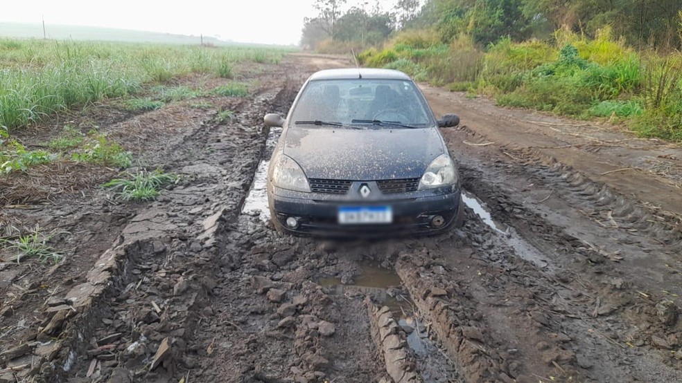 Carro abandonado após suspeito matar a esposa durante uma discussão em Lagoa da Prata — Foto: Polícia Militar/Divulgação