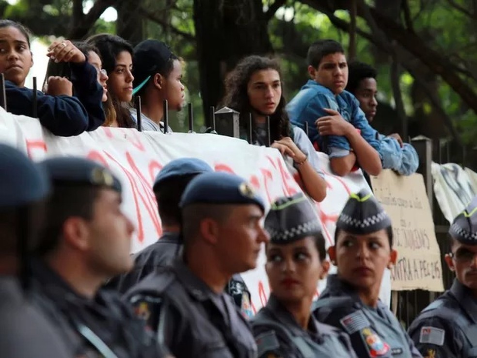 Estudantes dentro da escola Fernão Dias Paes, em Pinheiros, em protesto de 2015 contra o fechamento de classes  — Foto: Hélvio Romero / Estadão Conteúdo