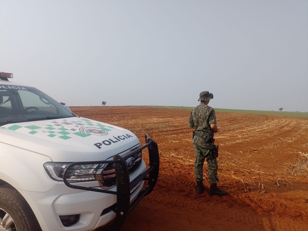Fazendeira é multada por uso de fogo em plantação de cana-de-açúcar em Pacaembu (SP) — Foto: Polícia Ambiental