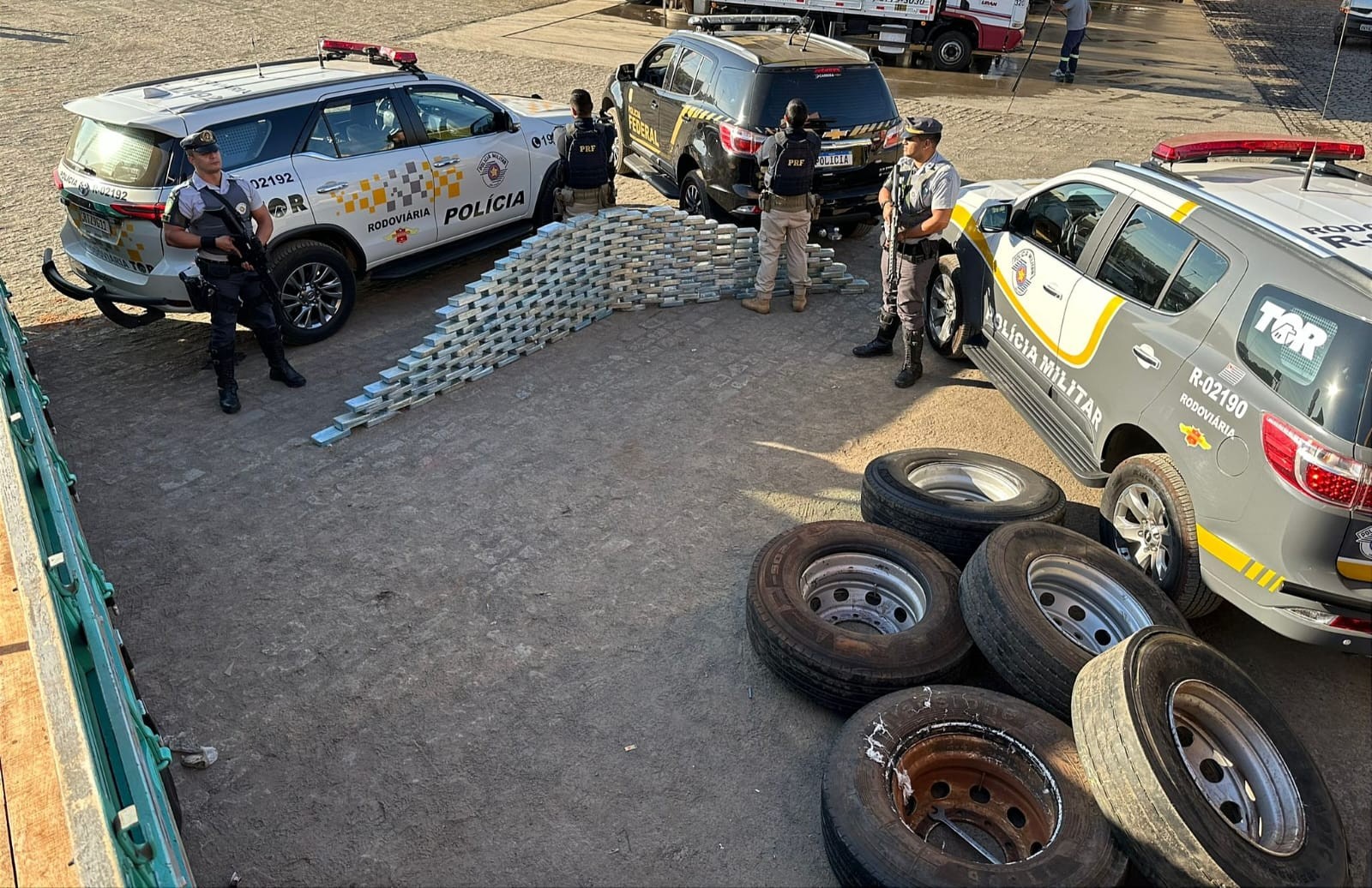 Operação policial flagra mais de 200 kg de pasta base de cocaína escondidos em pneus e estepe de carreta em Jaú