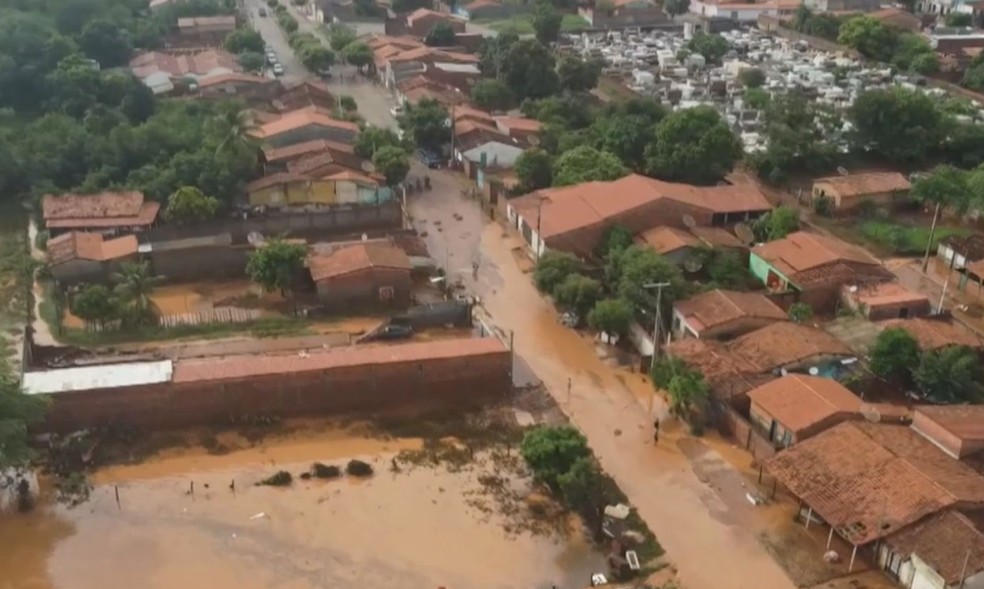 Após fortes chuvas moradores da cidade de Wanderley, no oeste da BA, seguem desalojados ou desabrigados — Foto: Reprodução/TV Bahia