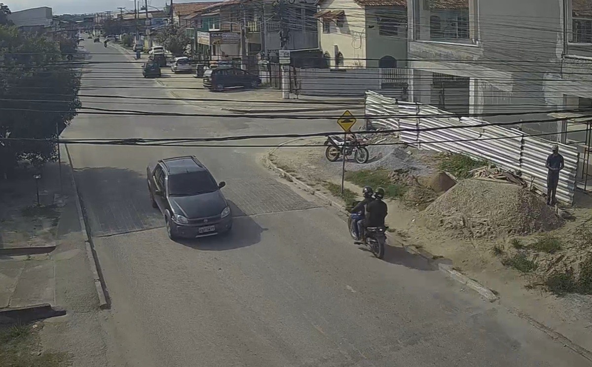 Dupla é presa após roubo em Iguaba Grande; R$ 6 mil, celulares e cigarros são recuperados