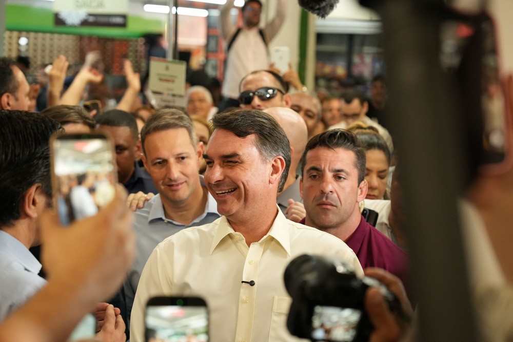 Flávio Bolsonaro afirma que prestação de contas do documentário Dark Horse está encerrada
