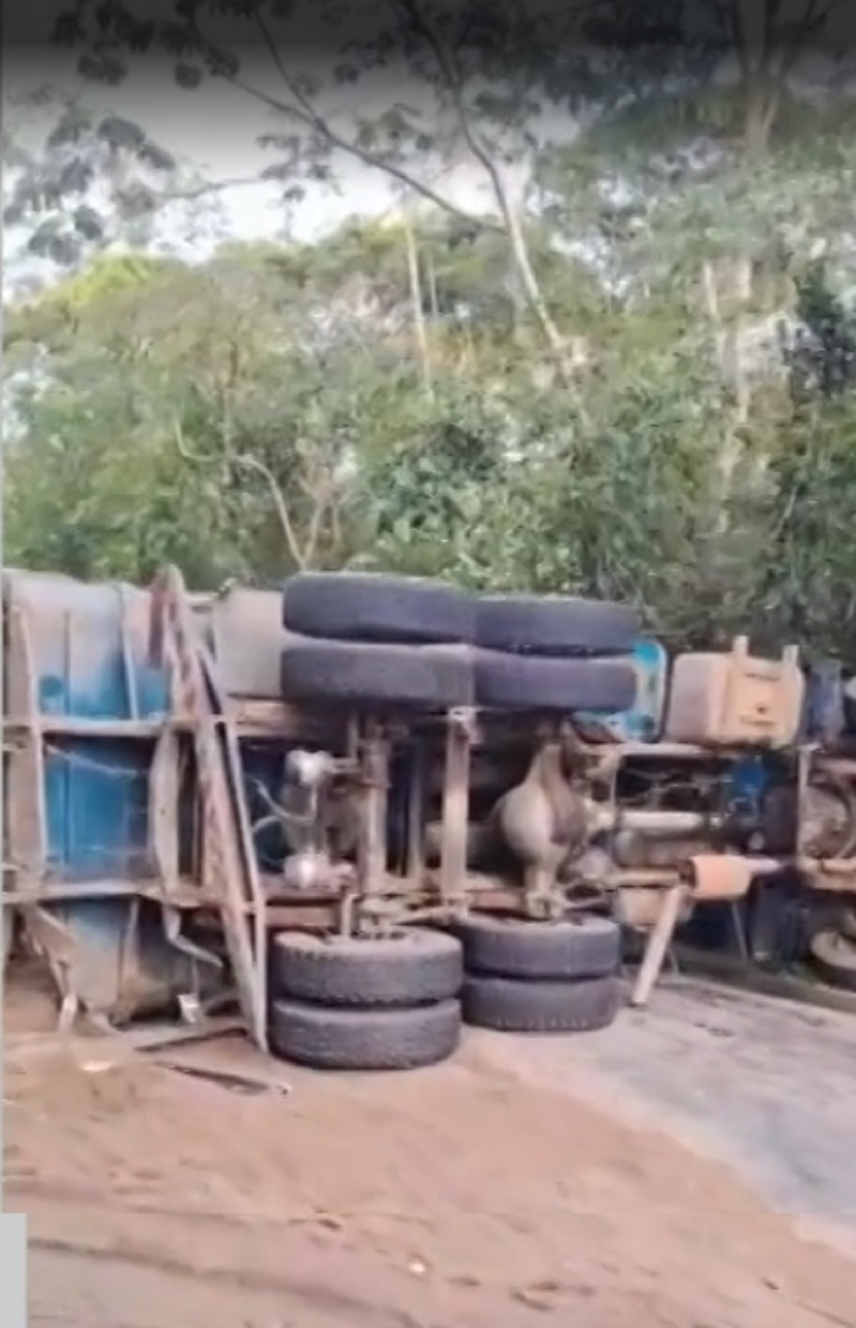 Caminhão tomba após batida com ônibus na BR-040 em Petrópolis e deixa 24 feridos