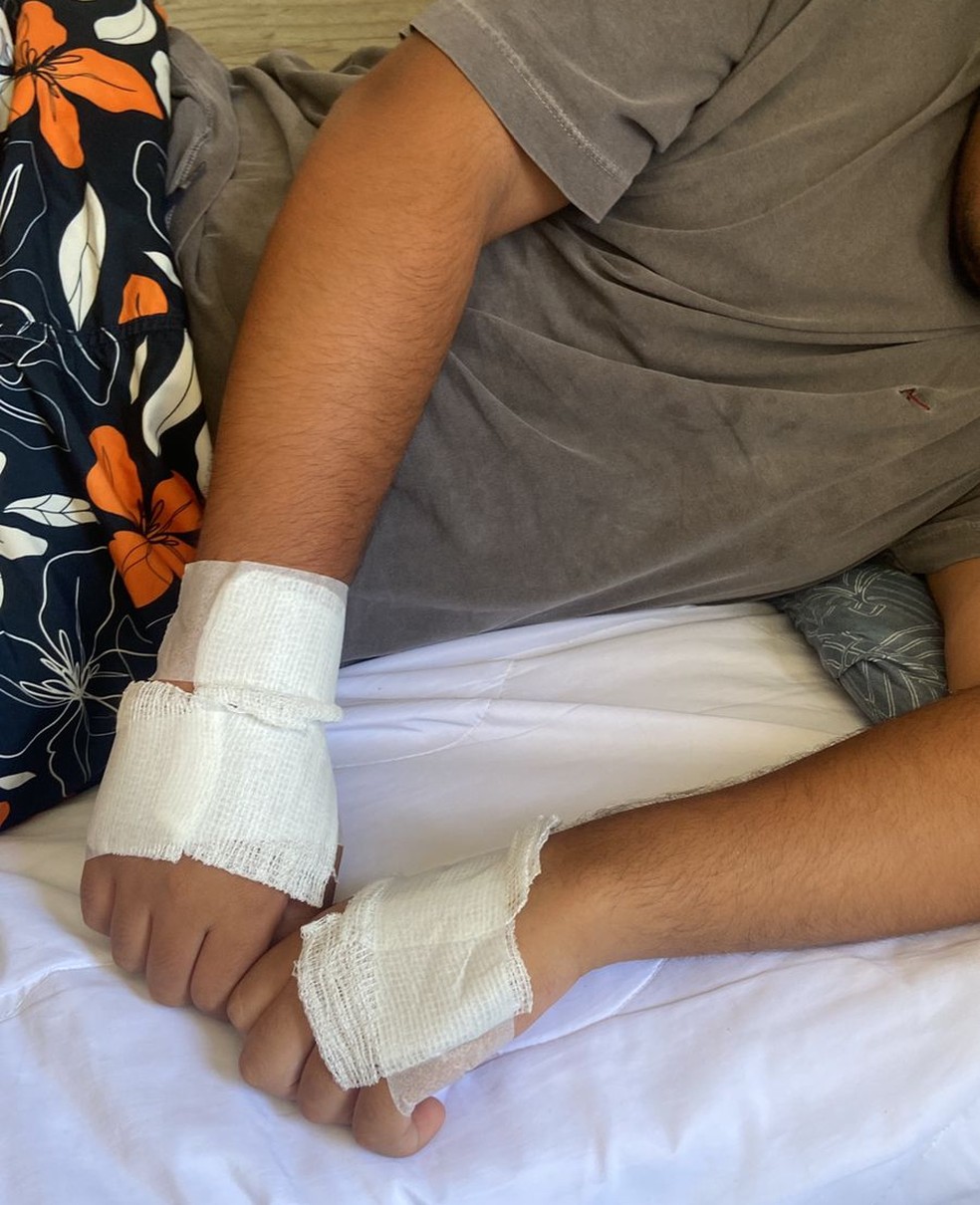Jovem ficou com machucados nas mãos — Foto: Cedida