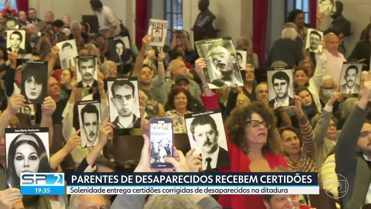 Mais de 100 famílias recebem certidões de óbito corrigidas de mortos e desaparecidos políticos em cerimônia na USP