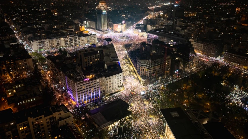 Manifestantes sérvios seguraram luzes de celulares por 15 minutos em homenagem às vítimas do desabamento do teto da estação de Novi Sad — Foto: Getty Images via BBC