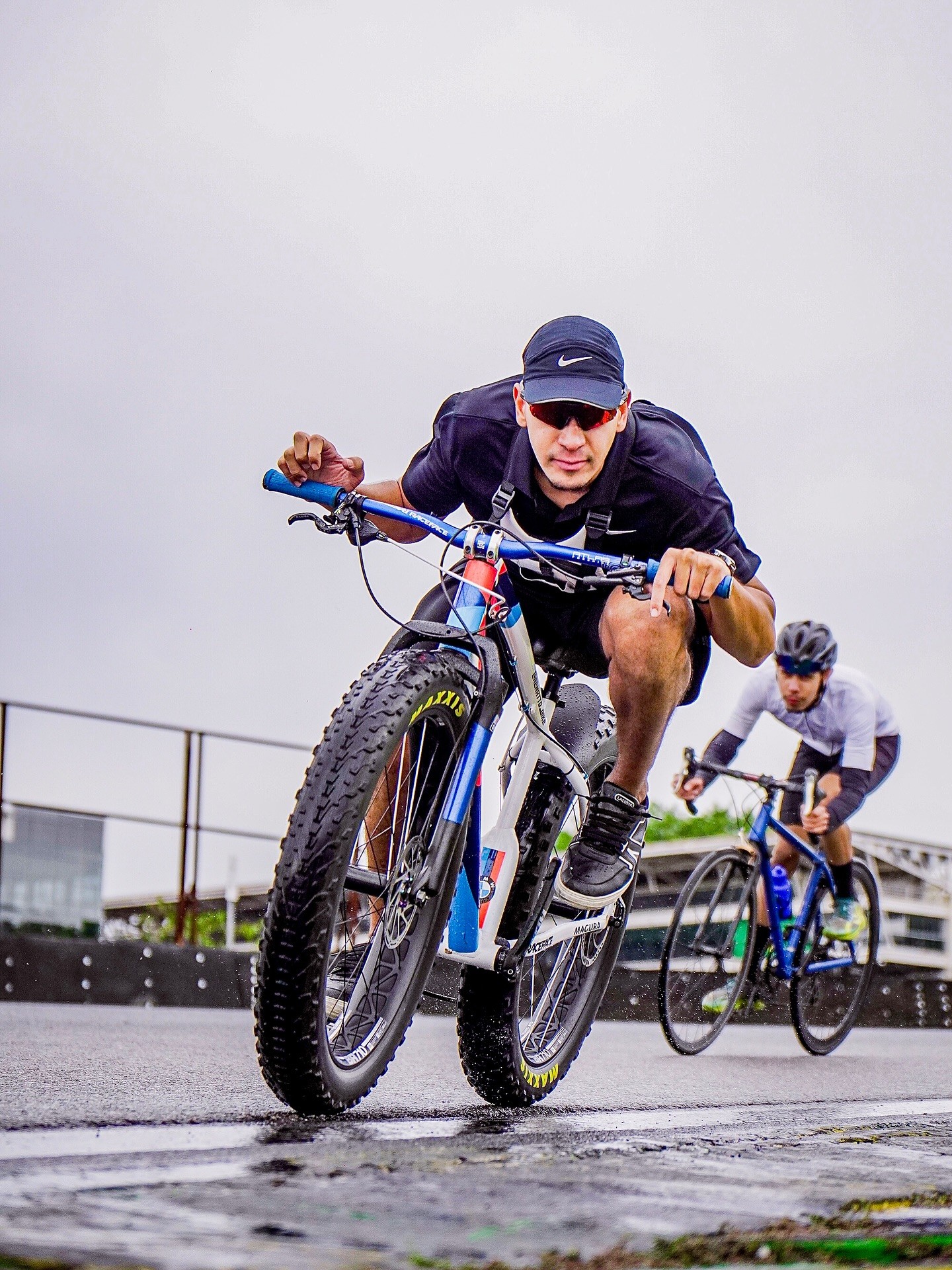 Influencer pedala 100 km de SP ao litoral em aventura épica