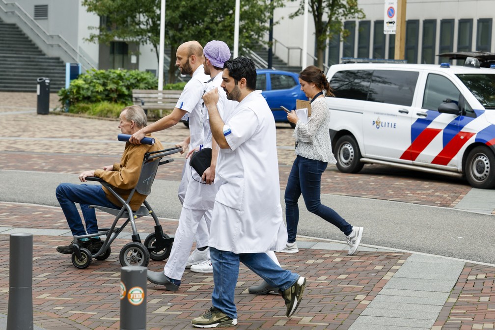 Equipe e paciente deixam centro médico onde homem fez disparos em Rotterdam, na Holanda, em 28 de setembro de 2023. — Foto: Bas Czerwinski/ ANP/ AFP