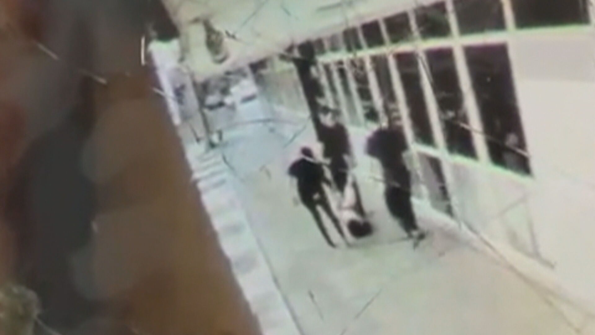 VÍDEO: criança autista é arrastada por funcionários após fugir de clínica especializada no DF