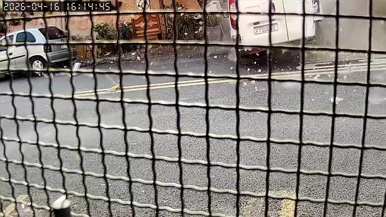 Vídeo: acidente entre caminhão e carro deixa um morto e quatro feridos no Jabaquara, Zona Sul de SP