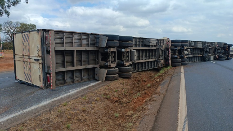 Carreta tombada interdita BR-153, em Canápolis