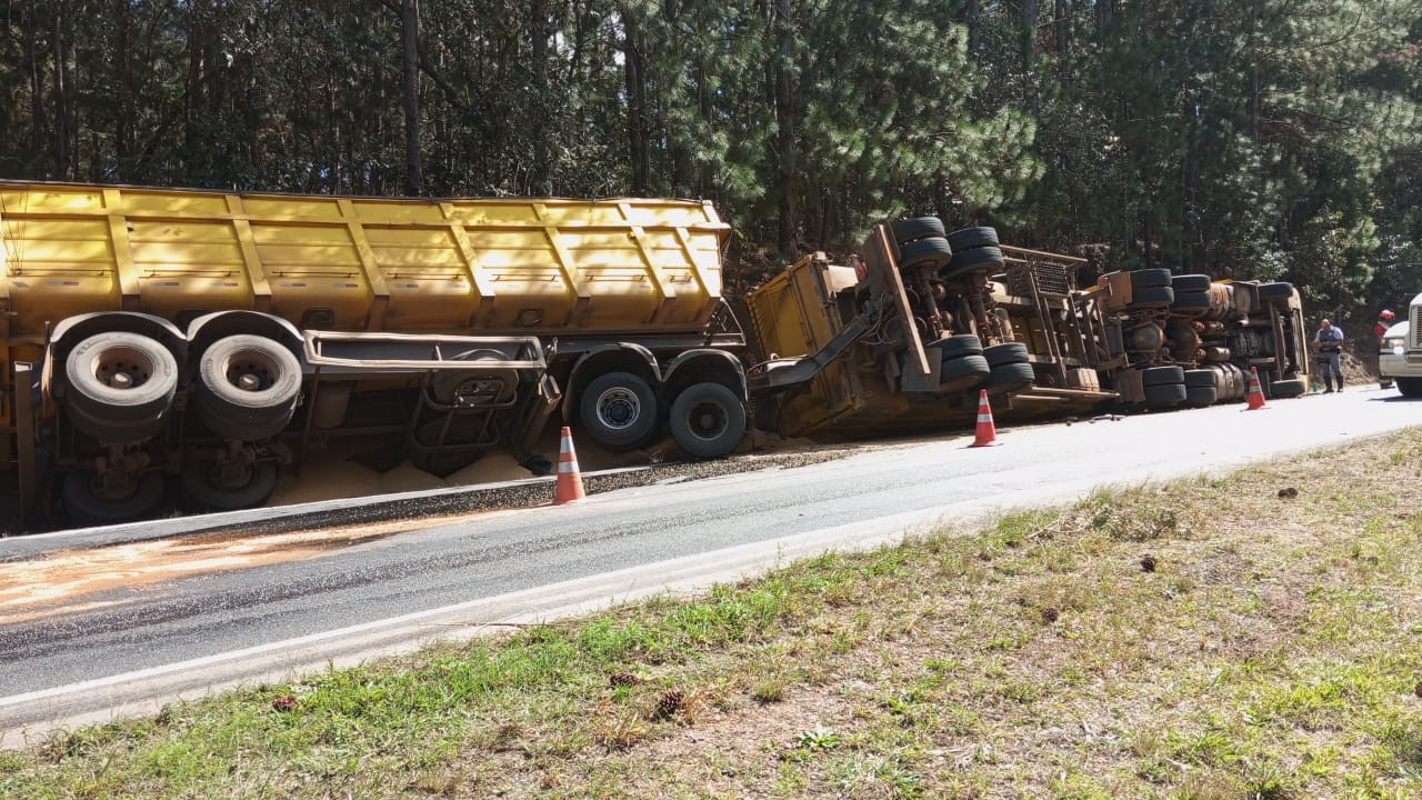 Motorista é socorrido após carreta tombar em rodovia de Buri
