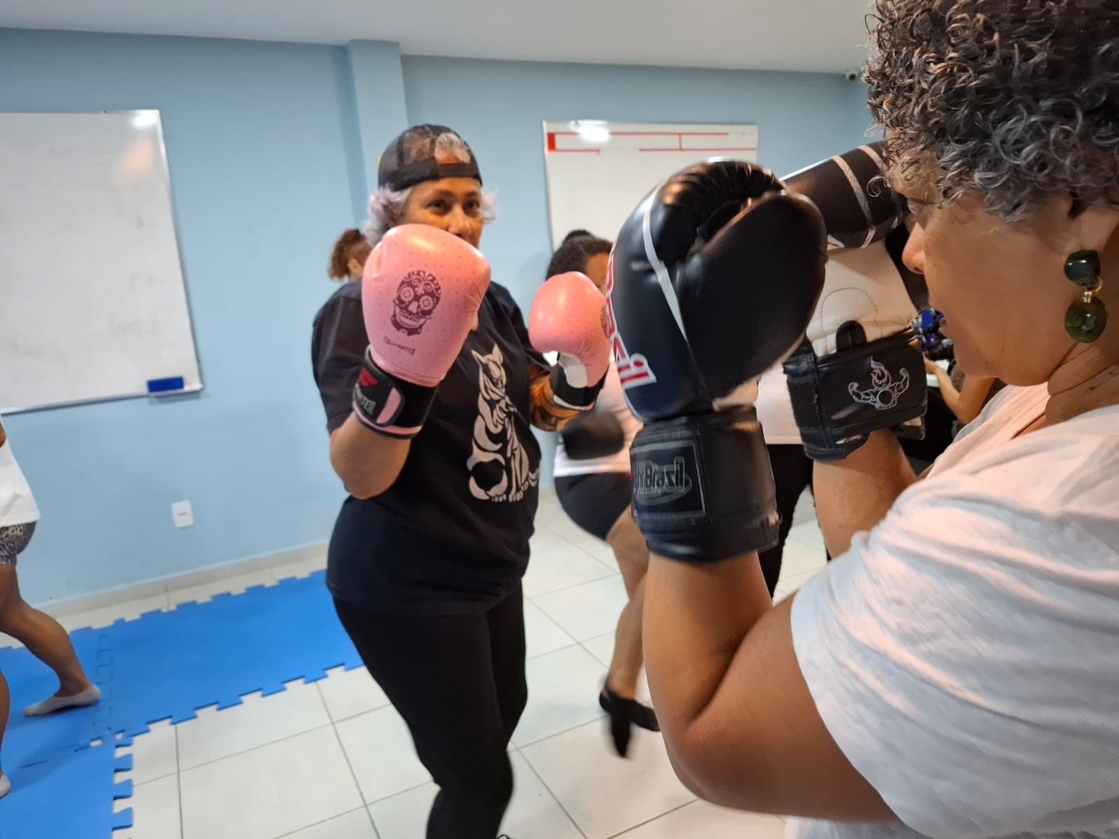 Projeto social ensina defesa pessoal para mulheres em situação de vulnerabilidade no Rio