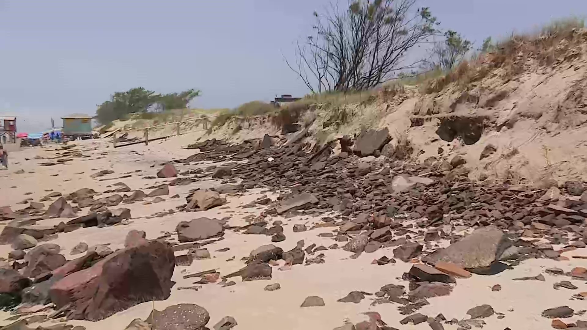 Asfalto devora praias do RS após ressaca. Calor que derrete fica nas areias.