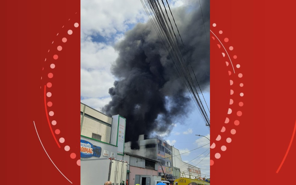Incêndio de grandes proporções atinge loja de embalagens em Feira de Santana — Foto: TV Subaé